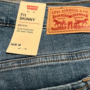 Levis 711